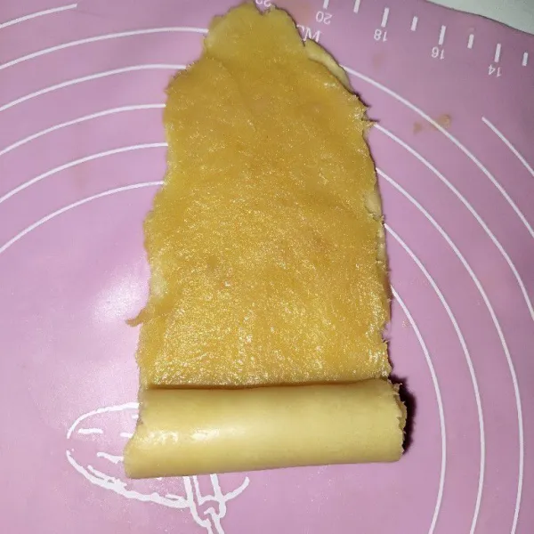 Ratakan isian tapenya, untuk isian sesuai selera, lalu gulung.