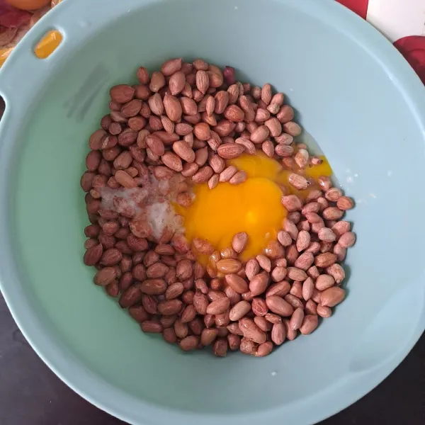 Masukkan kacang dan telur dalam wadah.