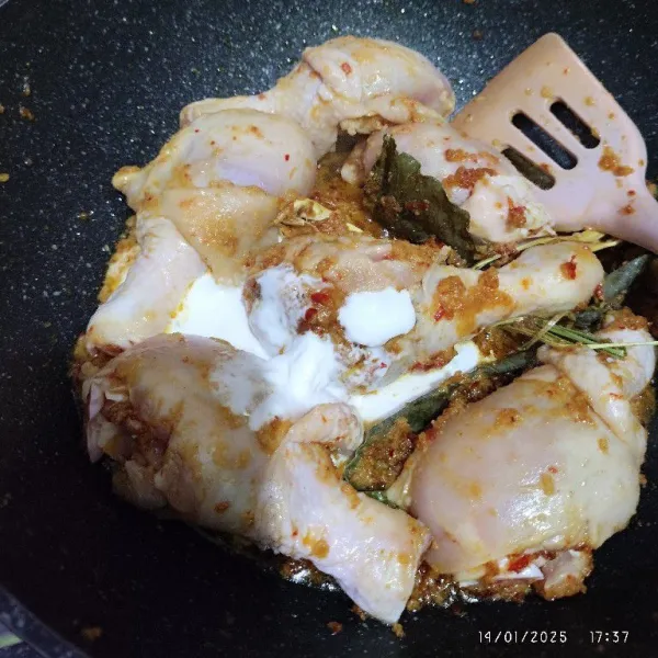 Masukan santan aduk - aduk lagi sampai tercampur rata.