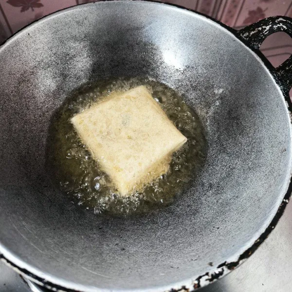 Masukkan kedalam minyak yang sudah dipanaskan.