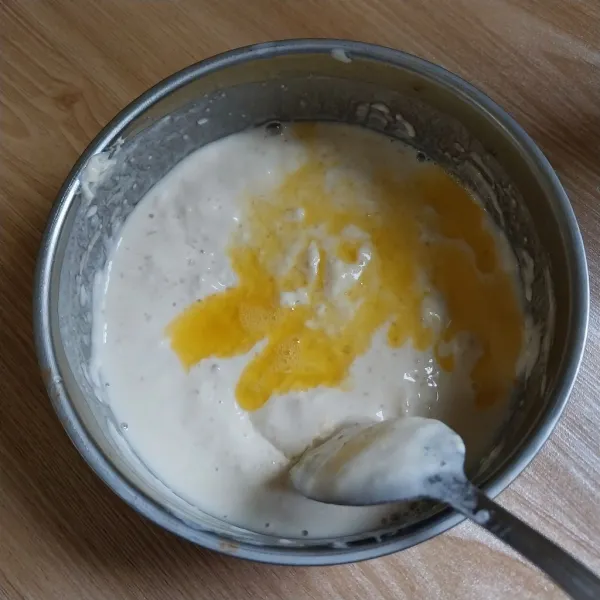 Masukkan margarin aduk rata.