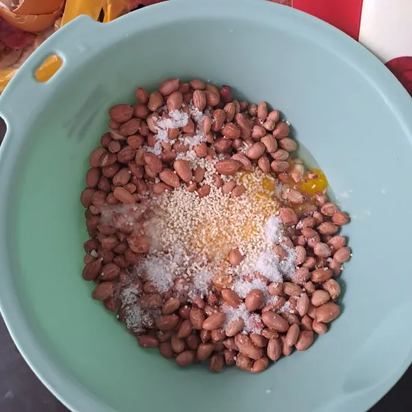 Tambahkan bumbu halus, garam, dan kaldu bubuk.