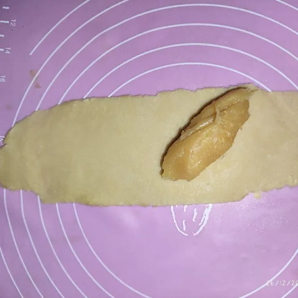 Pipihkan adonan kulit, lalu beri isian tape.