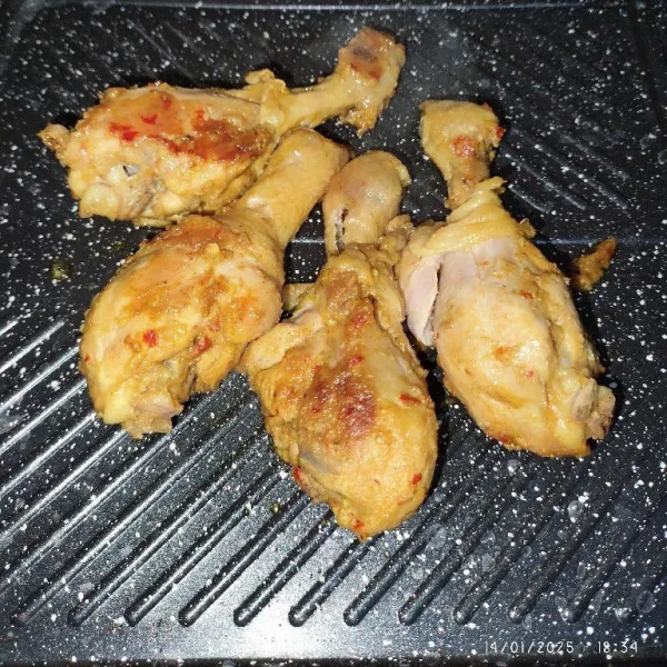 Selanjutnya panggang ayam di atas teflon hingga kecoklatan, jangan lupa dibalik, lakukan sampai semua selesai.