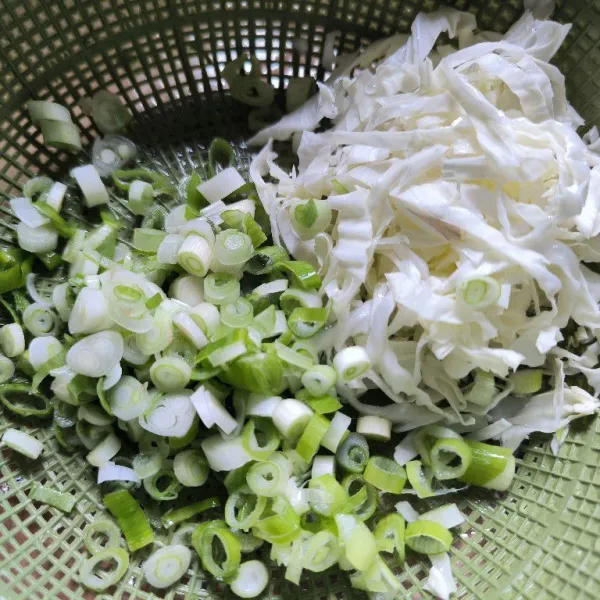 Cuci bersih kol dan daun bawang kemudian iris halus.