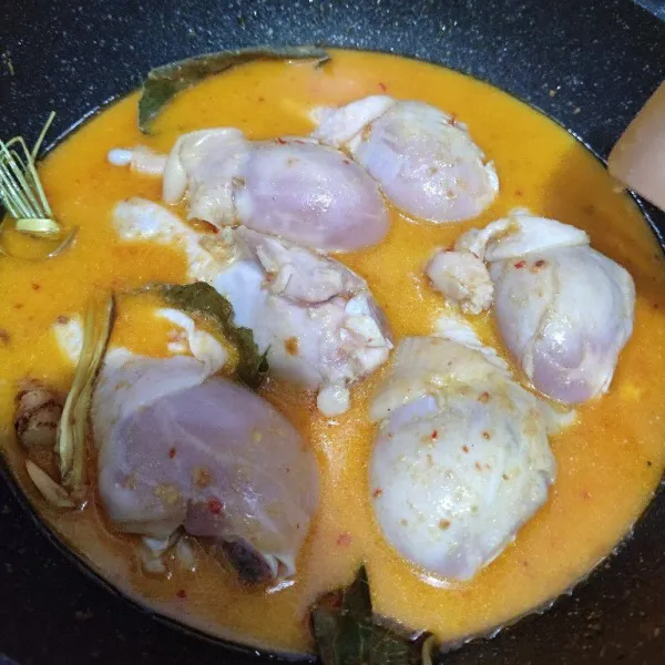 Tambahkan air, beri gula, masak sampai air surut.