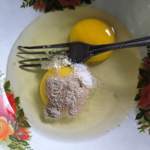Kocok lepas telur, garam, lada bubuk dan kaldu jamur.