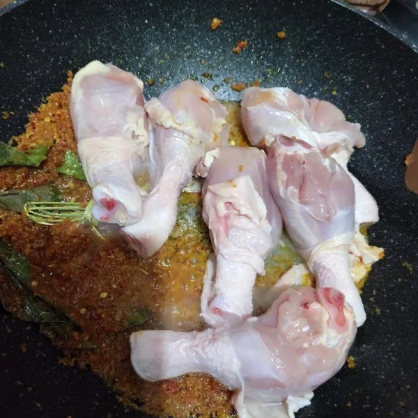 Setelah itu masukan daging ayam aduk-aduk agar bumbu meresap tercampur rata.