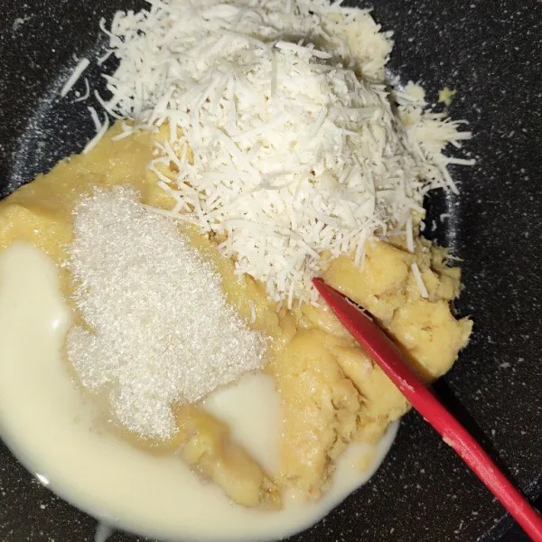 Sambil menunggu proses pendiaman kulit, masak untuk isiannya. Masukkan tape yang sudah dihaluskan, lalu masukan gula, SKM, keju, vanili, margarin, dan susu UHT (atau air).