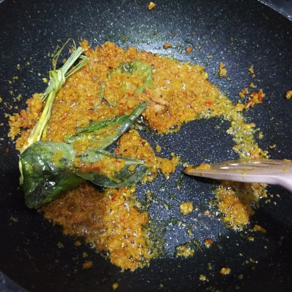 Tumis bumbu halus sampai harum.