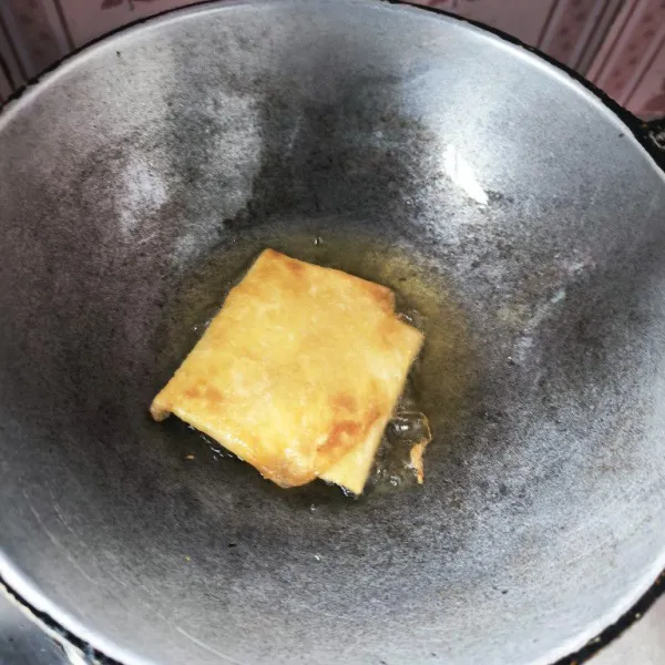 Goreng martabak telur hingga matang merata.
