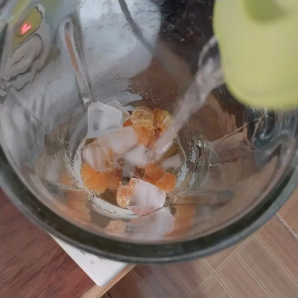 Beri secukupnya air.