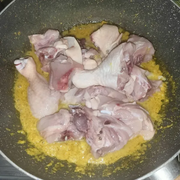 Masukkan ayam dan aduk-aduk sampai ayam kaku.