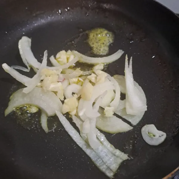 Tumis bawang putih dan bawang bombay sampai harum.