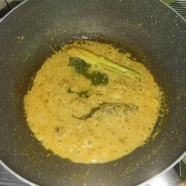 Tumis bumbu halus dan rempah aromatik sampai bumbu matang.