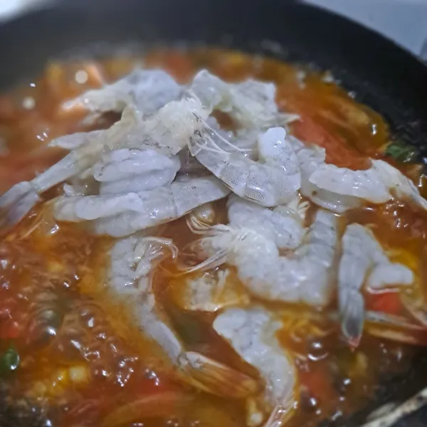 Masukkan udang aduk rata.