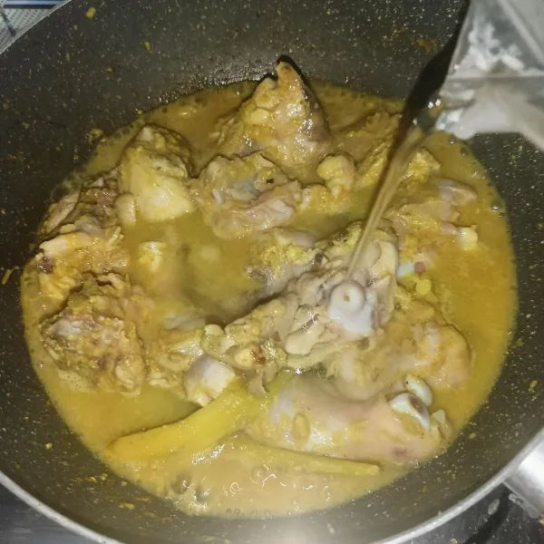 Kemudian, tuang air dan tutup wajan. Masak dengan api sedang.