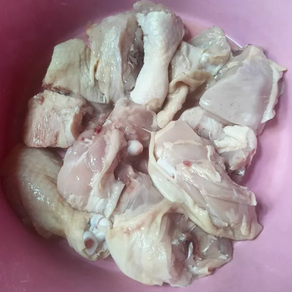 Kucuri ayam dengan jeruk nipis. Kemudian, diamkan sesaat dan cuci bersih.