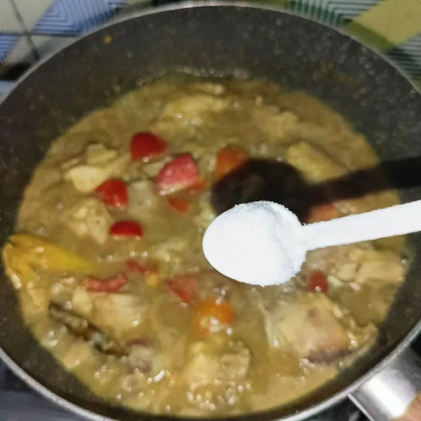 Tambahkan bumbu penyedap dan masak sampai ayam matang.