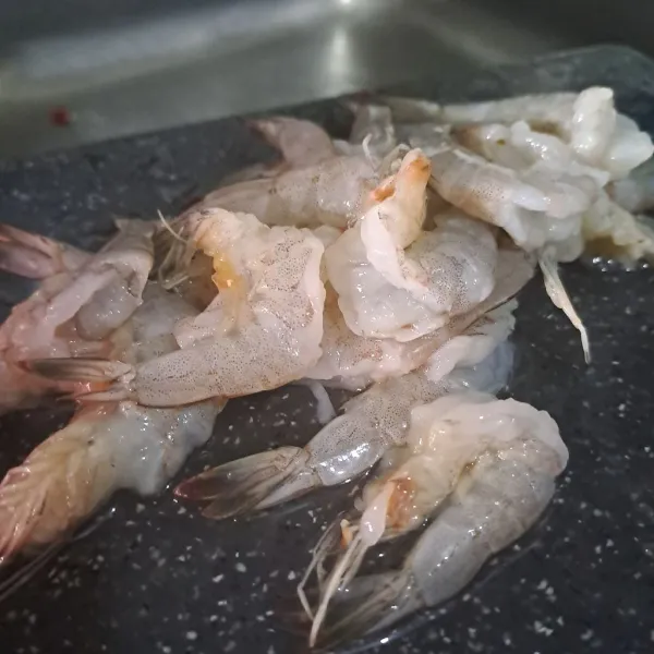 Cuci bersih udang buang kepala dan kotorannya lumuri dengan jeruk nipis.