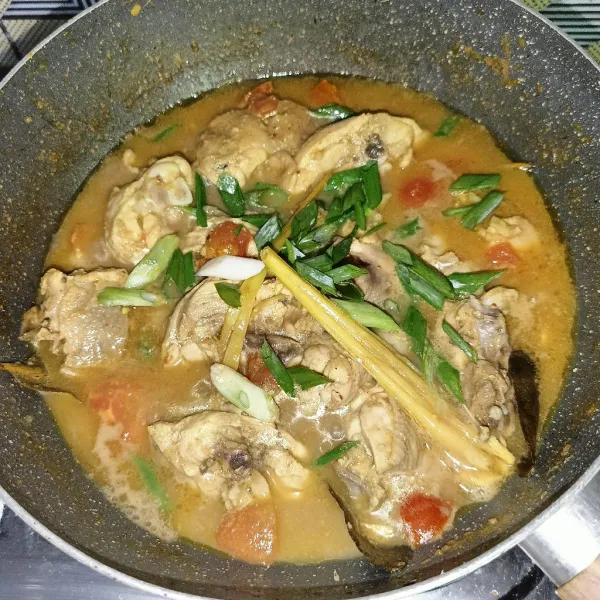 Terakhir, tambahkan irisan daun bawang dan aduk rata. Lalu, koreksi rasa masakan dan siap disajikan!