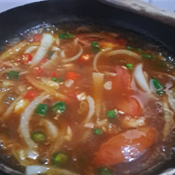 Masukkan saos-saos dan bumbu-bumbu, tuang air aduk sampai merata.