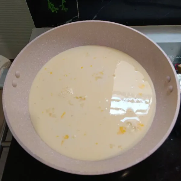 Masak dengan api kecil cenderung sedang sambil diaduk-aduk.
