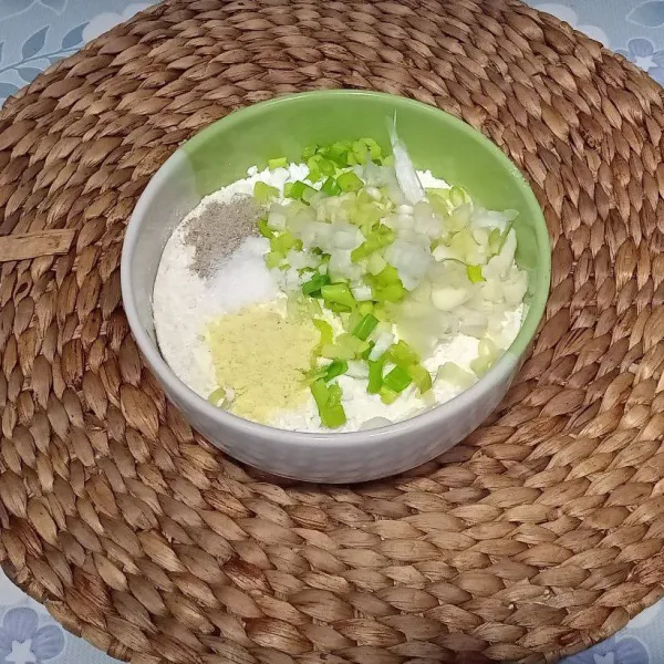 Siapkan mangkuk masukkan tepung terigu, tepung tapioka, daun bawang yang sudah diiris-iris, bawang putih dan lada bulat yang sudah dihaluskan. Tambahkan kaldu bubuk, garam, dan penyedap rasa.