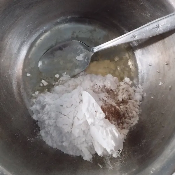 Campur tepung terigu, tepung beras, dan maizena dalam wadah. Kemudian, masukkan putih telur.