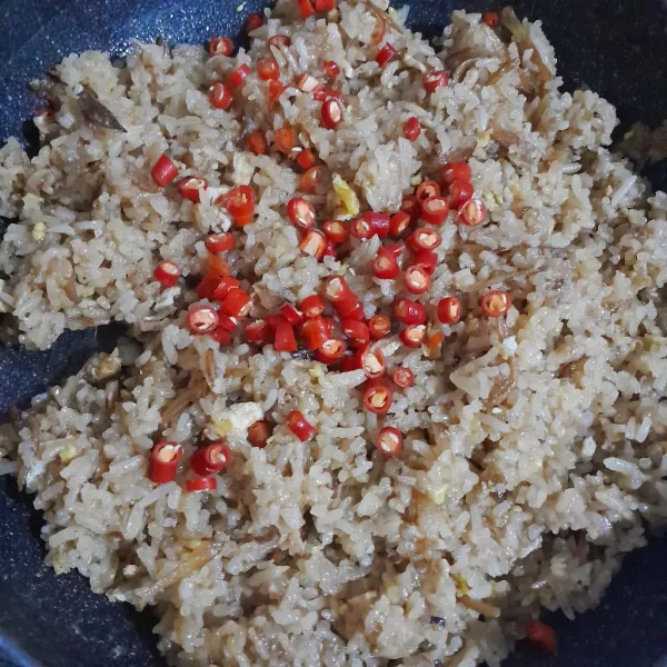Tambahkan irisan cabe merah keriting, masak hingga matang dan sajikan dengan taburan bawang merah goreng dan sambal cengek!