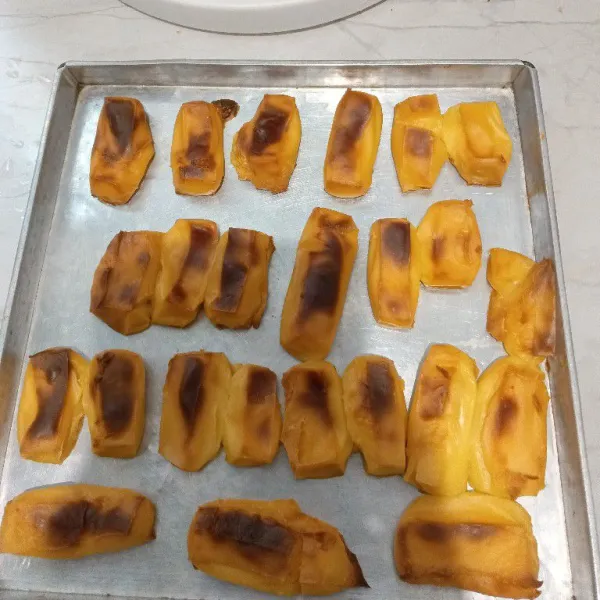 Setelah matang keluarkan dari oven biarkan suhu ruang. Siap disajikan.