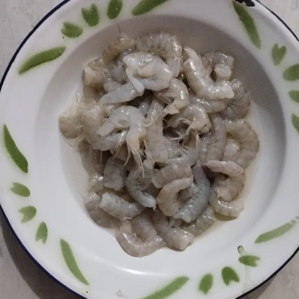 Cuci bersih udang. Harusnya disisakan ekornya, tapi ini terlanjur dibersihkan semua.
