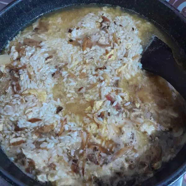 Masukkan beras ketan, aduk rata dan masak hingga semua cairan terserap, kecilkan api.