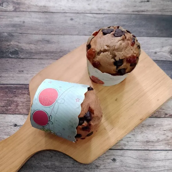 Oven suhu 180°C selama 30 menit. Tergantung tinggi cup muffin, pastikan sering dicek kuenya. Setelah matang, angkat dan tunggu dingin.