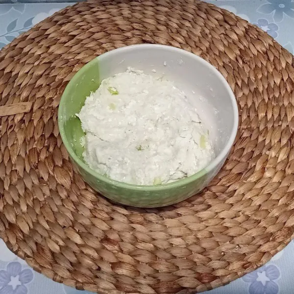 Lalu campurkan air panas sedikit demi sedikit sampai adonan tercampur.