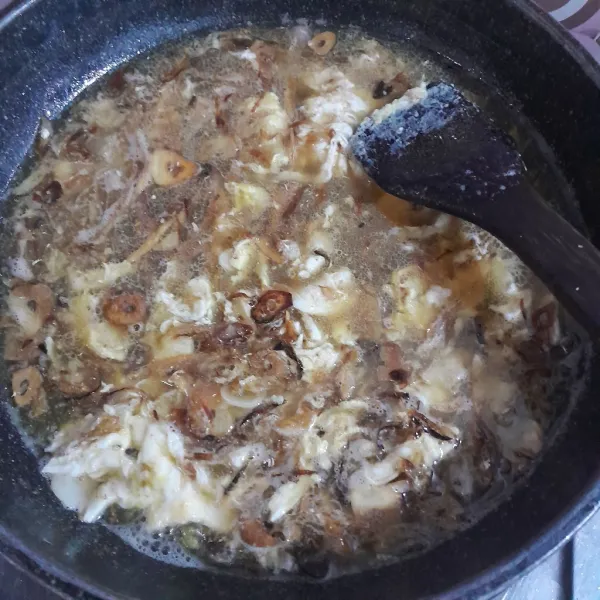 Tuangkan air mineral, penyedap rasa, garam halus, aduk rata dan masak hingga mendidih.