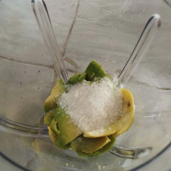 Masukkan dalam blender, tambahkan gula dan susu bubuk.