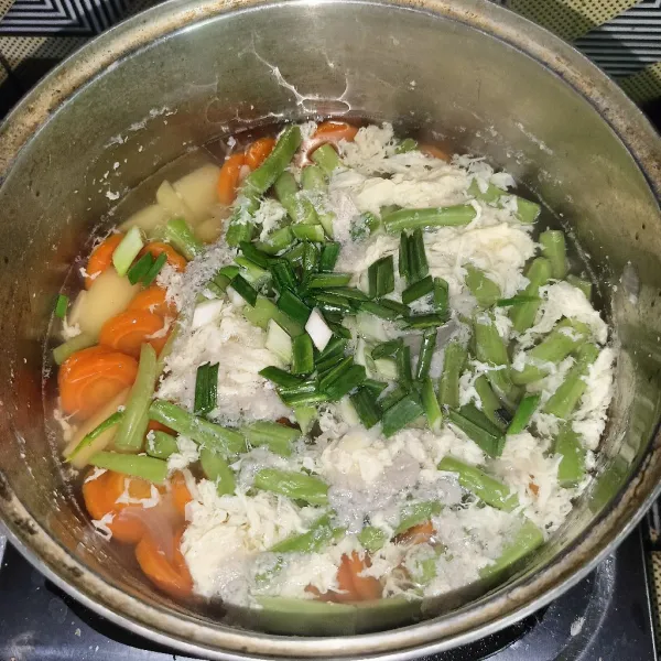 Terakhir, tambahkan irisan daun bawang. Kemudian, koreksi rasa masakan dan siap disajikan!