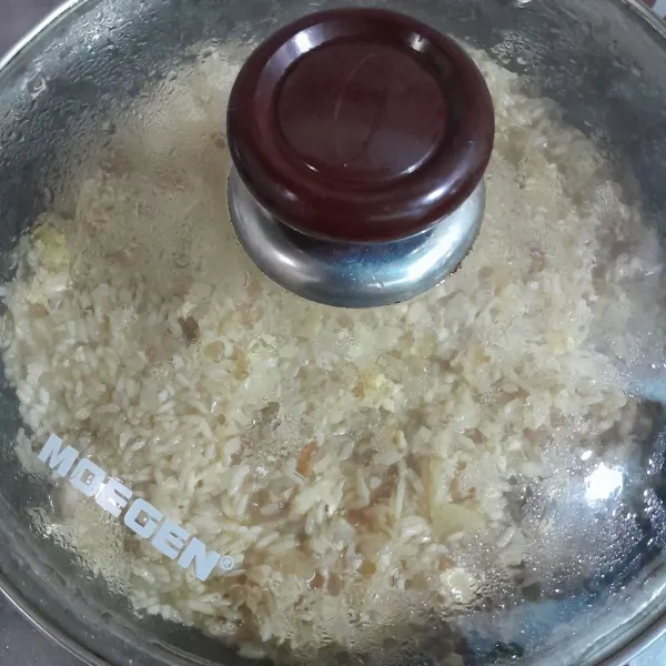 Tutup pan lalu masak ketan sambil sesekali diaduk-aduk.