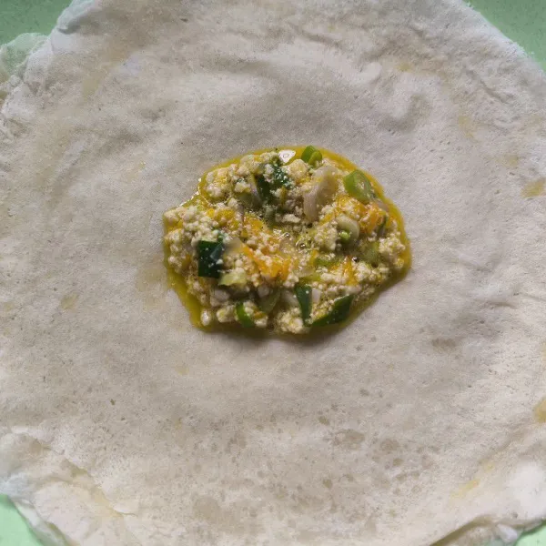 Siapkan satu lembar kulit lumpia, tambahkan satu sendok makan adonan isian.