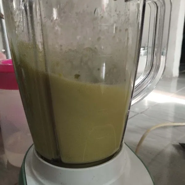 Blender hingga buah alpukat halus.