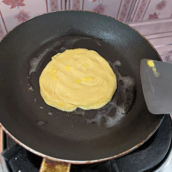 Panaskan teflon dan tambahkan margarin secukupnya, panggang roti canai hingga matang kecoklatan.
