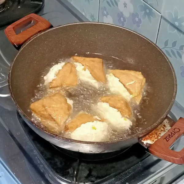 Lalu goreng hingga matang dan kuning kecokelatan.