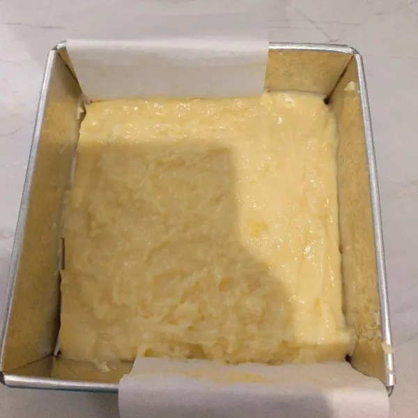 Olesi loyang dengan baking paper. Tuang adonan ke dalam loyang. Biarkan dingin suhu ruang. Lalu masukkan ke dalam kulkas, biarkan selama 2 jam.