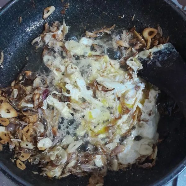 Panaskan minyak sayur dengan api sedang, tumis bawang merah, bawang putih hingga layu, masukkan teri, aduk-aduk. Masukkan telur lalu orak-arik.