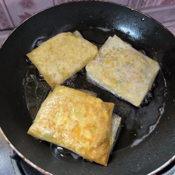 Lipat dan beri bahan perekat kemudian masukkan kedalam minyak yang sudah dipanaskan, goreng hingga matang.