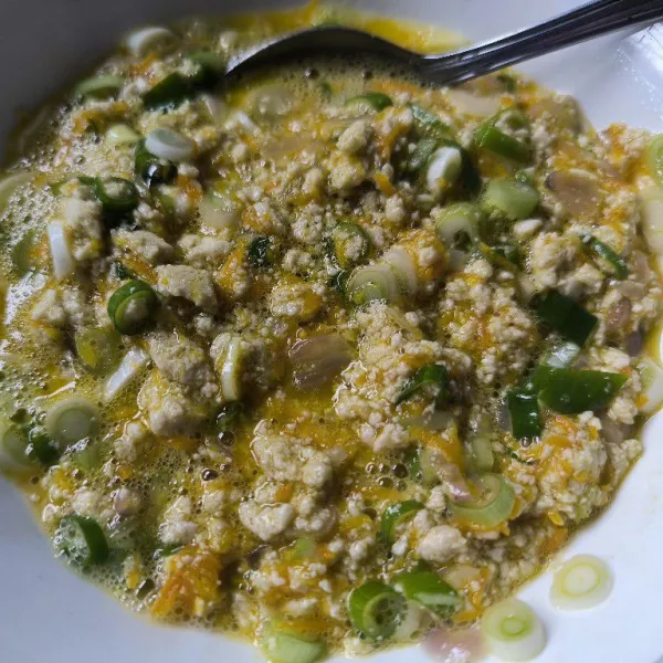 Campur tahu, telur dan daun bawang aduk hingga tercampur rata.
