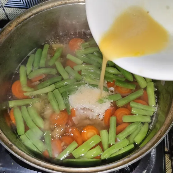 Menjelang matang, masukkan kocokan telur. Lalu, aduk perlahan.