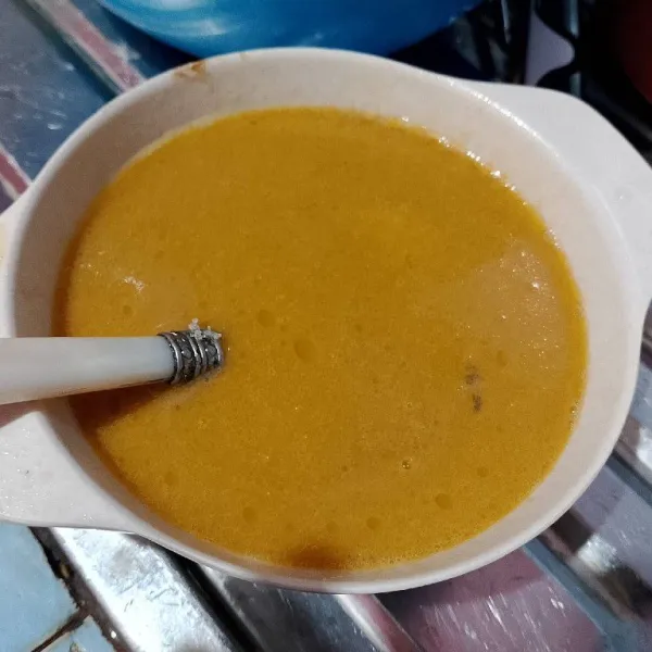 Aduk rata juga bahan basah. Disini saya pakai susu coklat karna kebetulan susu plain sedang kosong.