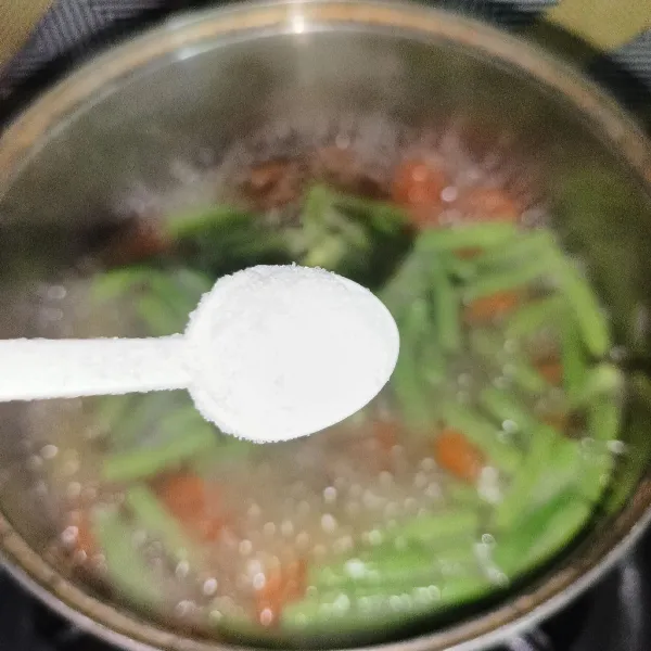 Kemudian, tambahkan bumbu penyedap.